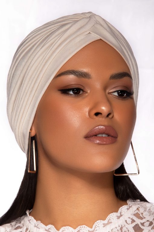 Le Paina Basic Beige, un turban must have facile à marier!
